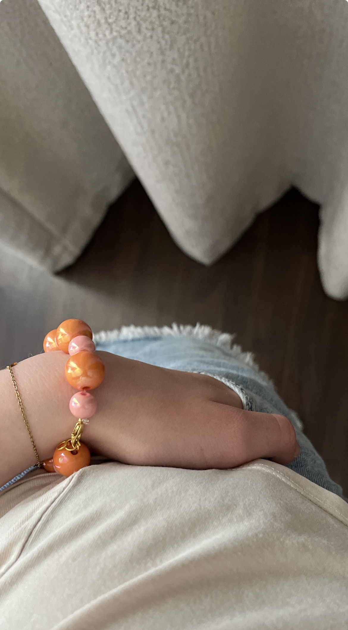 Roze met oranje armband van glanskralen🩷🧡